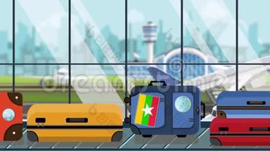 在机场的行李传送带上贴上Myan ma旗贴的手提箱，特写。 缅甸旅游相关的环形卡通